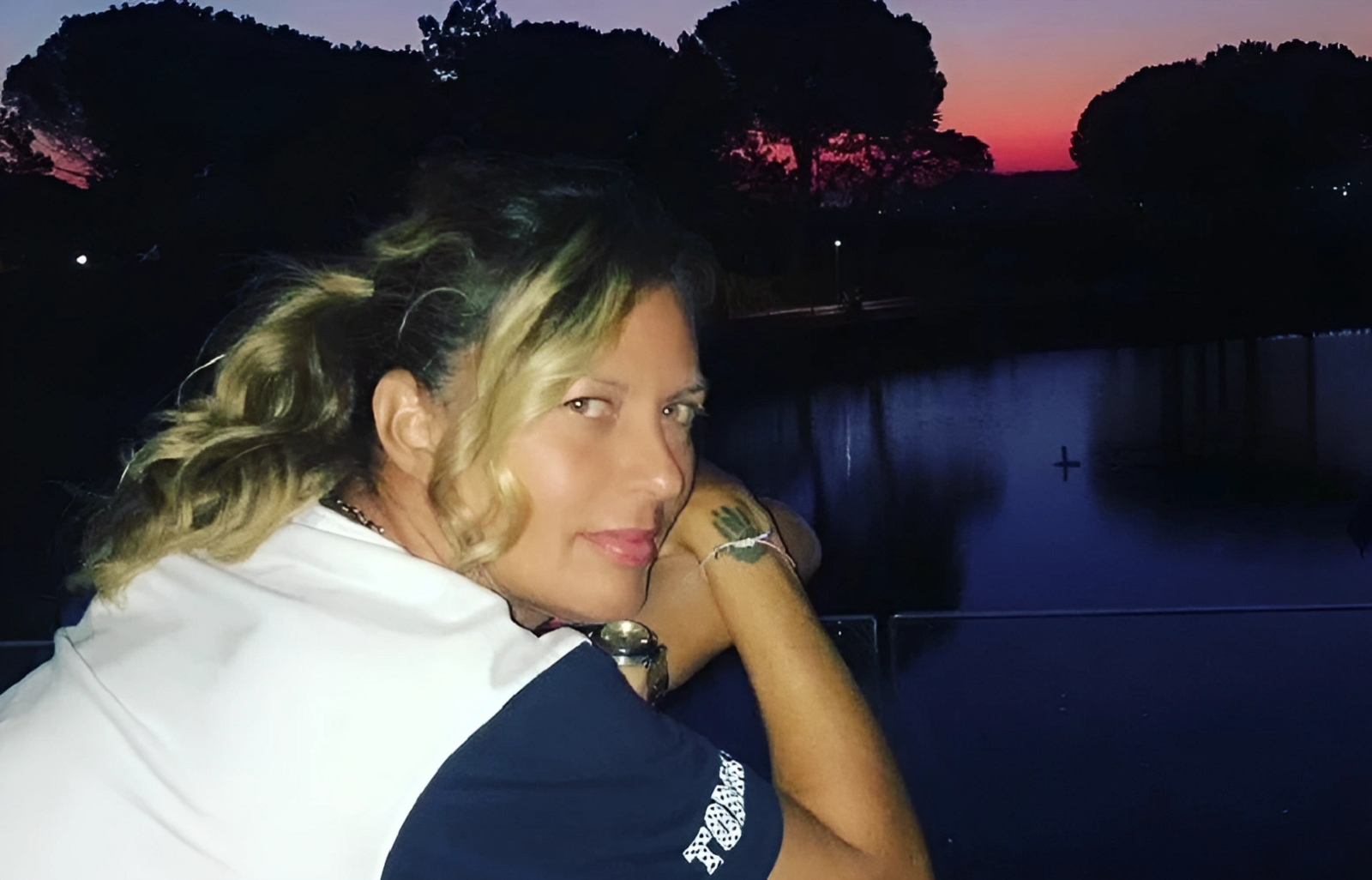 Cristina Quaranta che osserva un tramonto