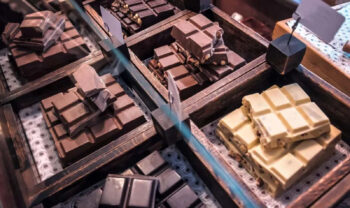 шоколадные плитки для продажи на ярмарке в Неаполе
