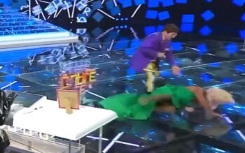 Tale e Quale: Francesco Paolantoni cade e scopre i boxer (video)