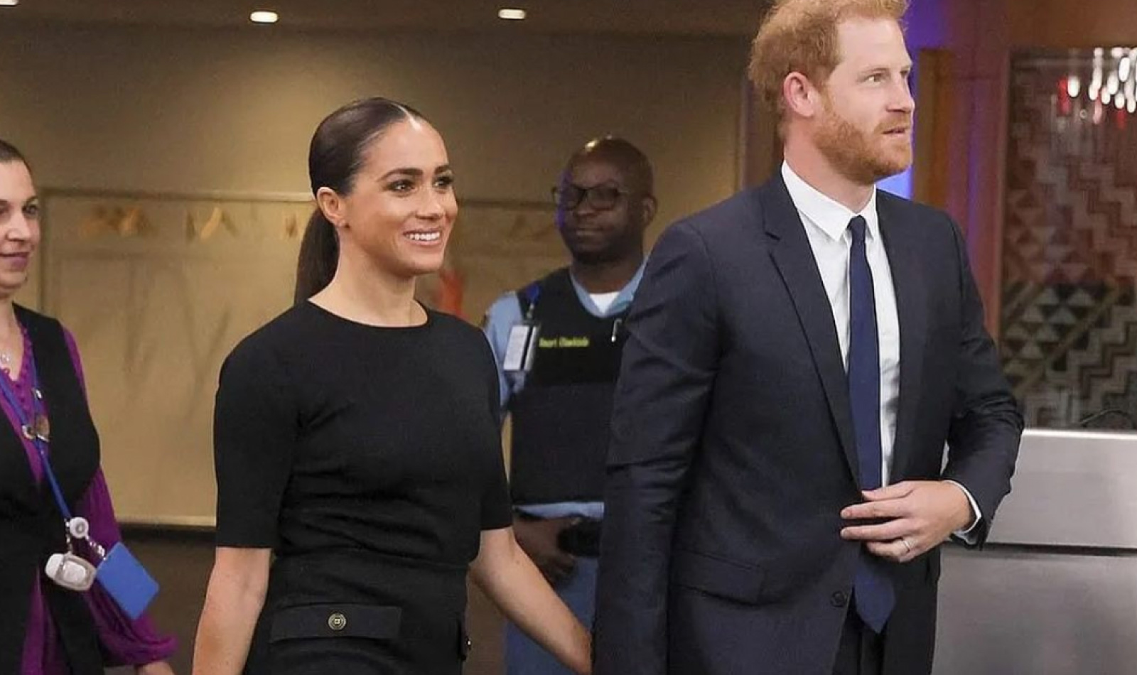 harry meghan in pubblico si tengono la mano