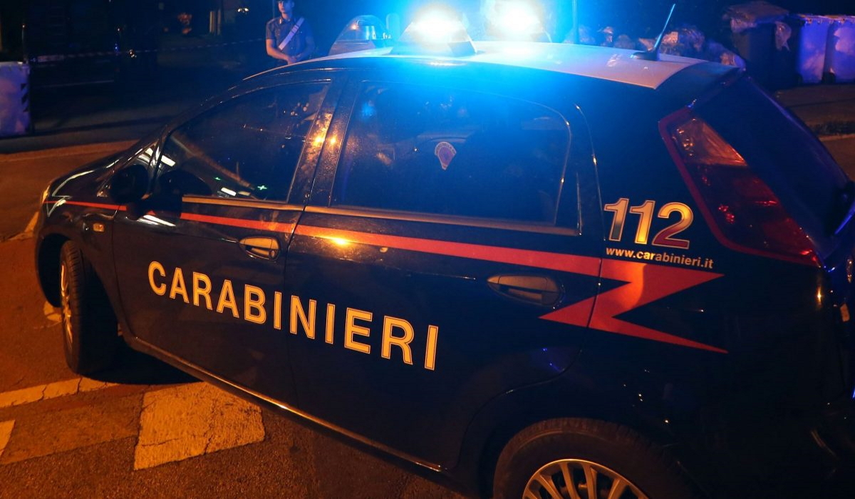 Un homme de Naples poignardé dans la rue a frappé un chien