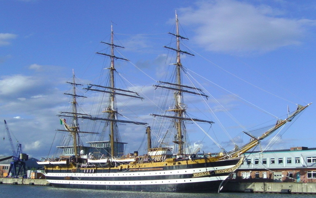 nave amerigo vespucci incidente catamarano