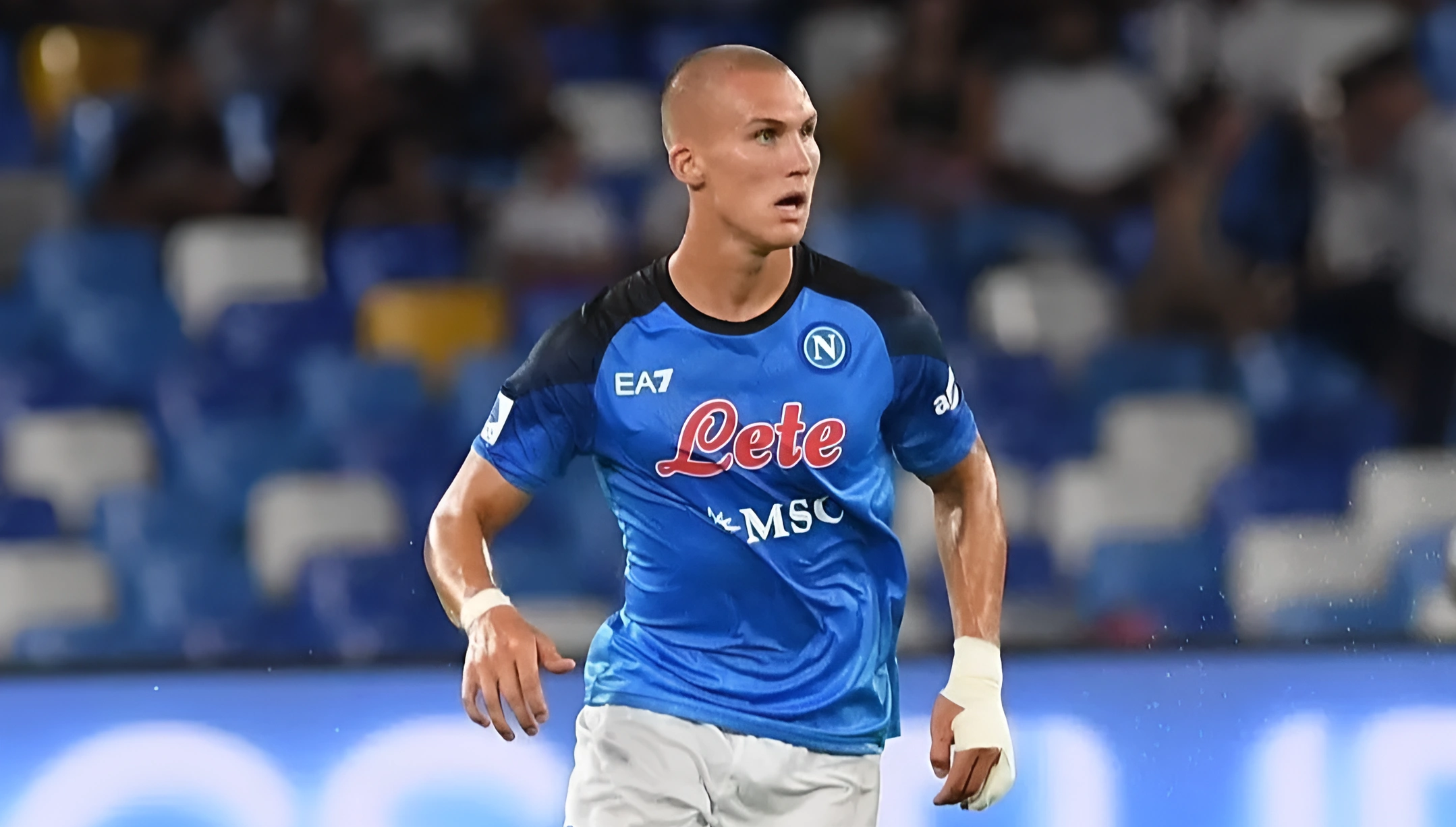 Ostingard sur le terrain de football avec le maillot Napoli