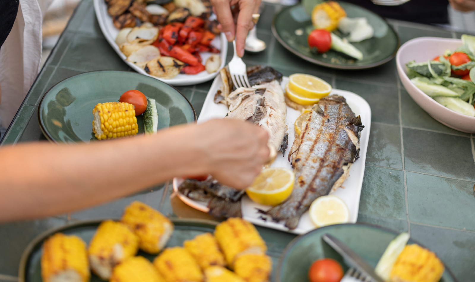 persona comiendo pescado en el restaurante