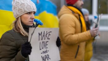 Demonstration in Neapel gegen den Krieg in der Ukraine: auf dem Platz NEIN sagen