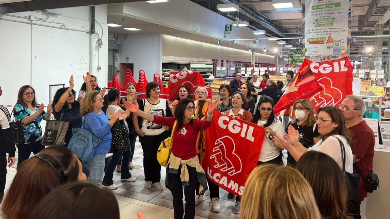 Trabajadores de Ipercoop en huelga