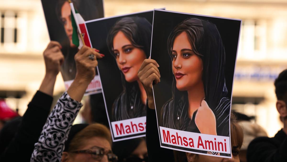 Em Nápoles, manifestações para mulheres iranianas na Piazza Municipio e Piazza Plebiscito