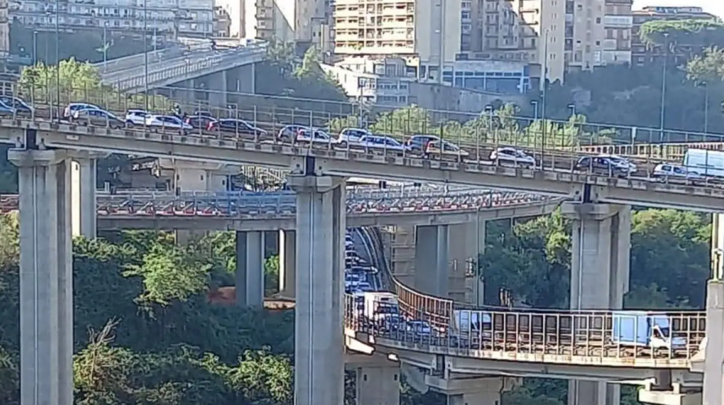 Перекресток Пьянура-Вомеро, пробки на дорогах: мальчик угрожает спрыгнуть с моста