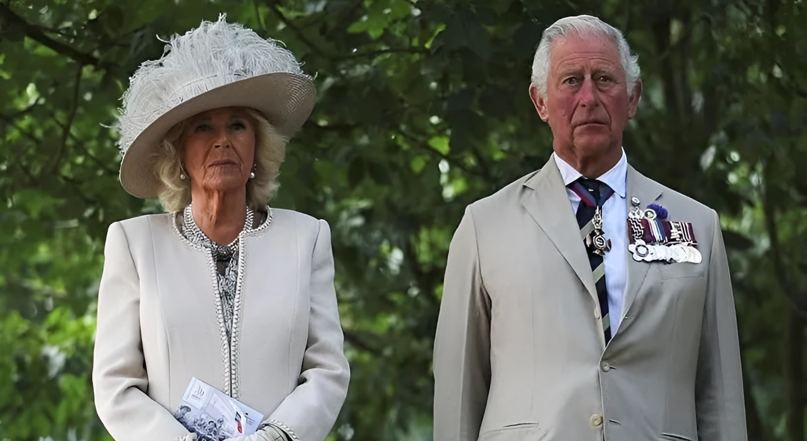 Re carlo e la regina Camilla in abiti d'onore