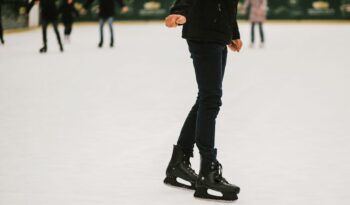 Patinadores patinando no ringue de patinação no gelo no centro da cidade europeia nas férias de inverno