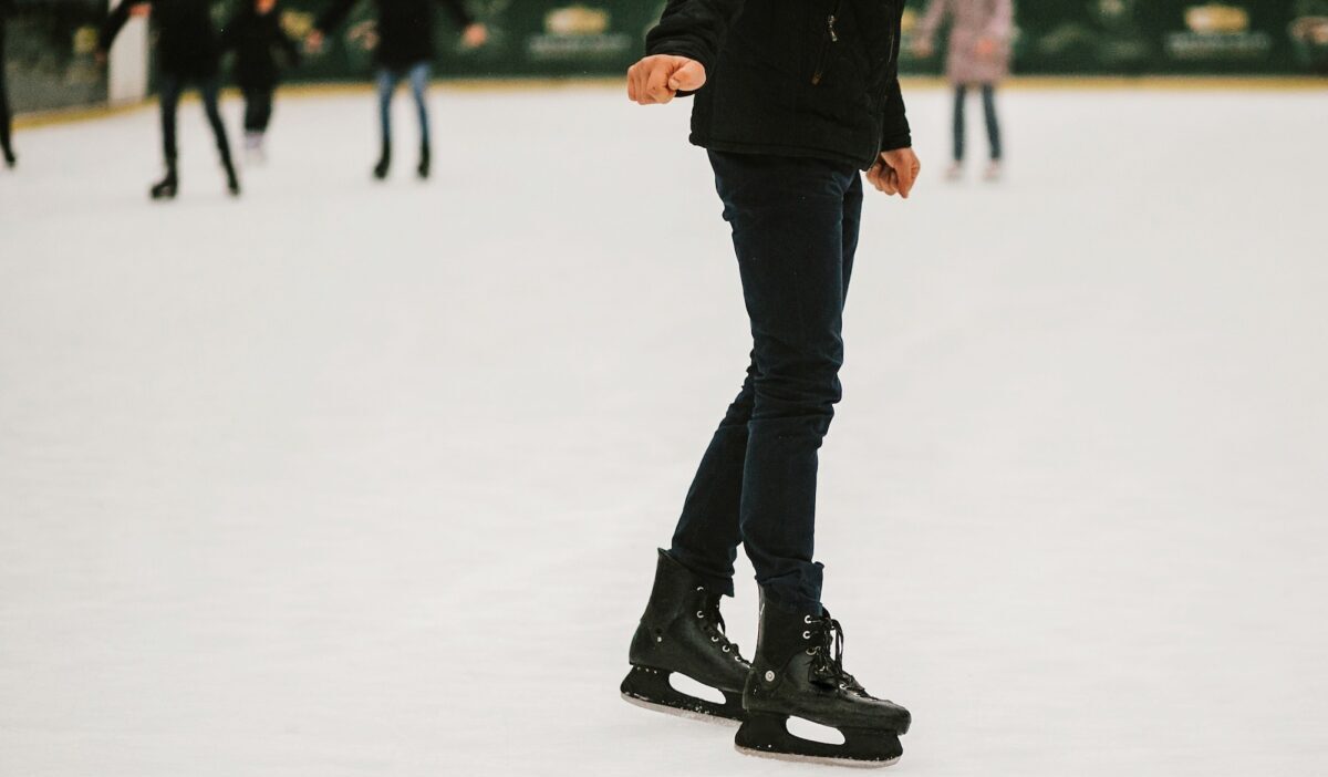 Patineurs patinant sur un anneau de patinage sur glace dans le centre-ville européen pendant les vacances d'hiver