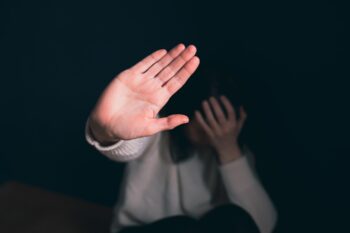 Revenge Porn: 16enne ricattata dalla baby gang e costretta al topless