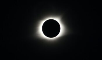 Eclipse de Sol el 25 de octubre, también desde Nápoles veremos: consejos sobre cómo observarlo