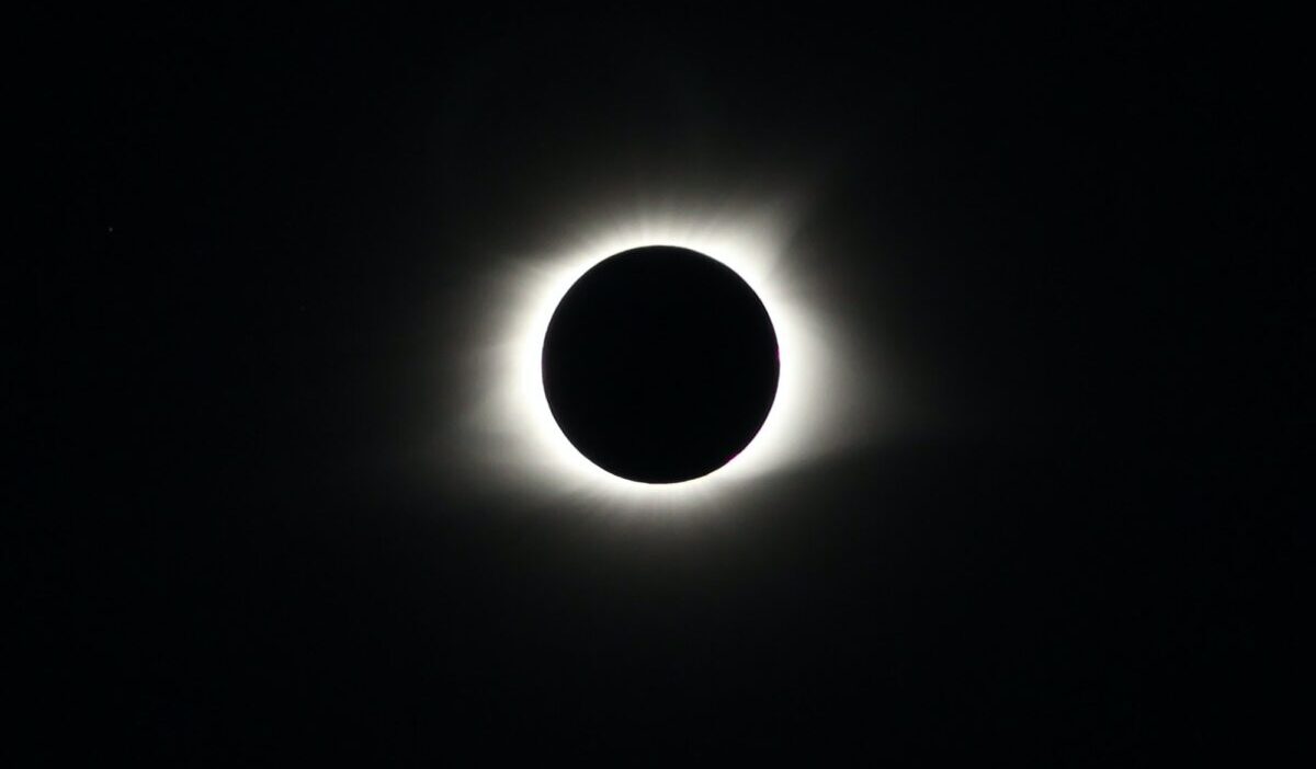 Eclipse solar total del 21 de agosto de 2017, el Gran Eclipse Americano visible en EE.UU. con noche rápida