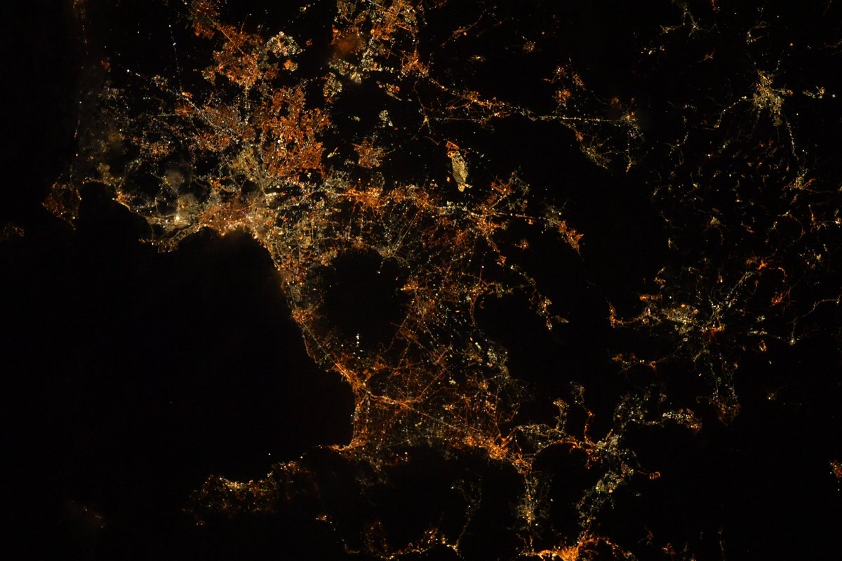 Golfo de Nápoles desde el espacio por la noche