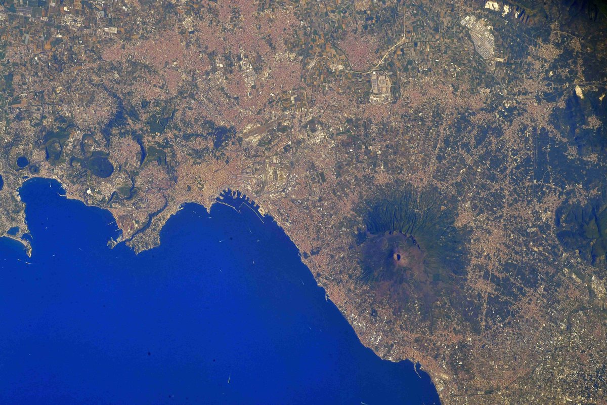 Golfo de Nápoles do espaço de dia