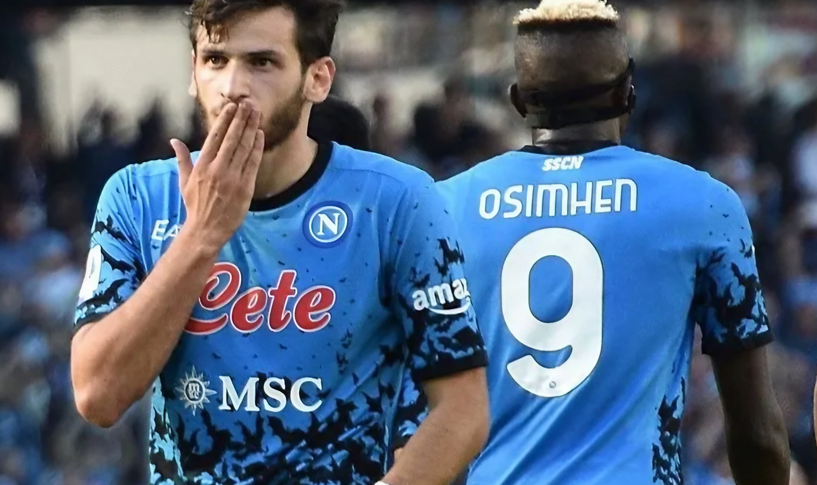 Kvaratskhelia, jogador do SSC Napoli, se alegra ao mandar um beijo após um gol