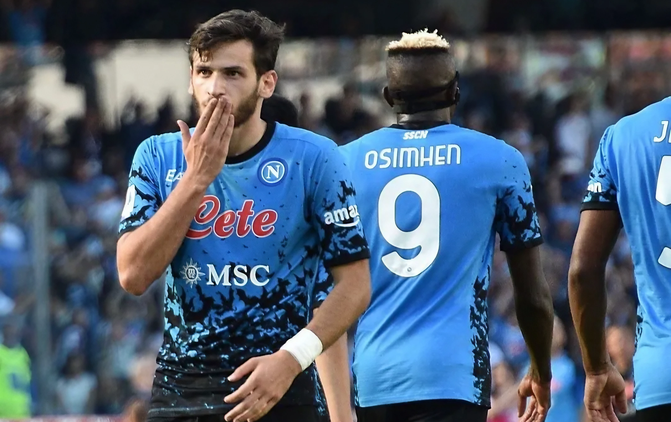 Kvaratskhelia, calciatore SSC Napoli, esulta mandando un bacio dopo un goal