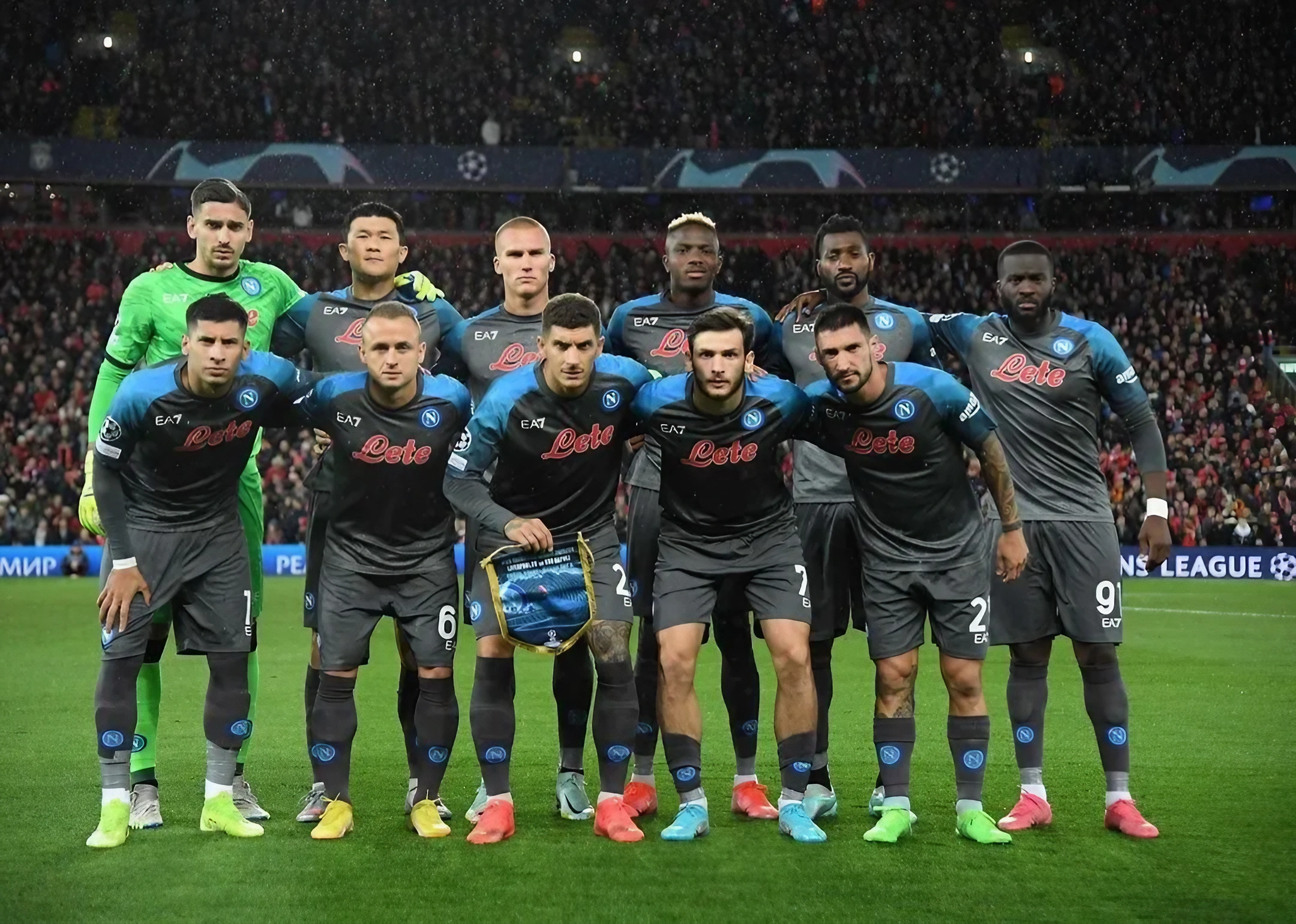 SSC Napoli team posing before a match