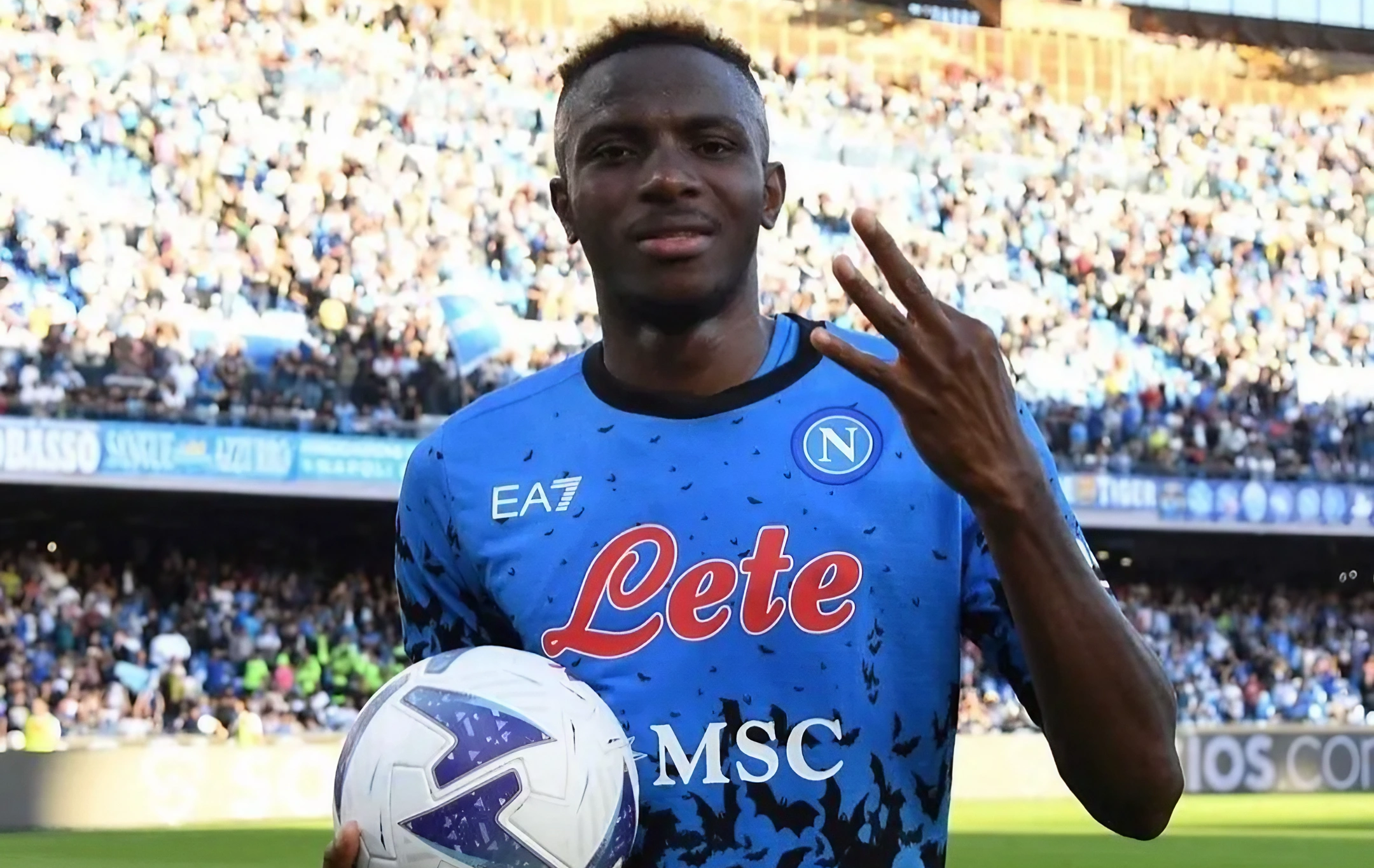 Victor Osimhen, calciatore SSC Napoli, fa un gesto di vittoria davanti ad una telecamera