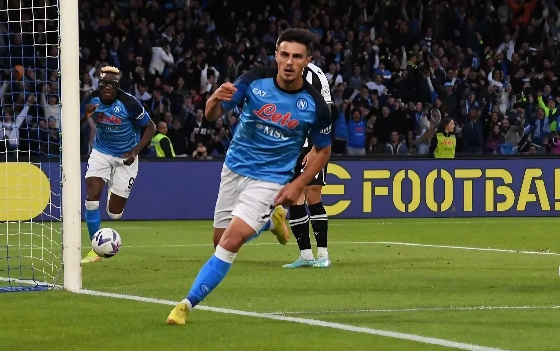 Elmas, Fußballer des SSC Napoli, kickt den Ball ins Netz und geht weg, um zu jubeln