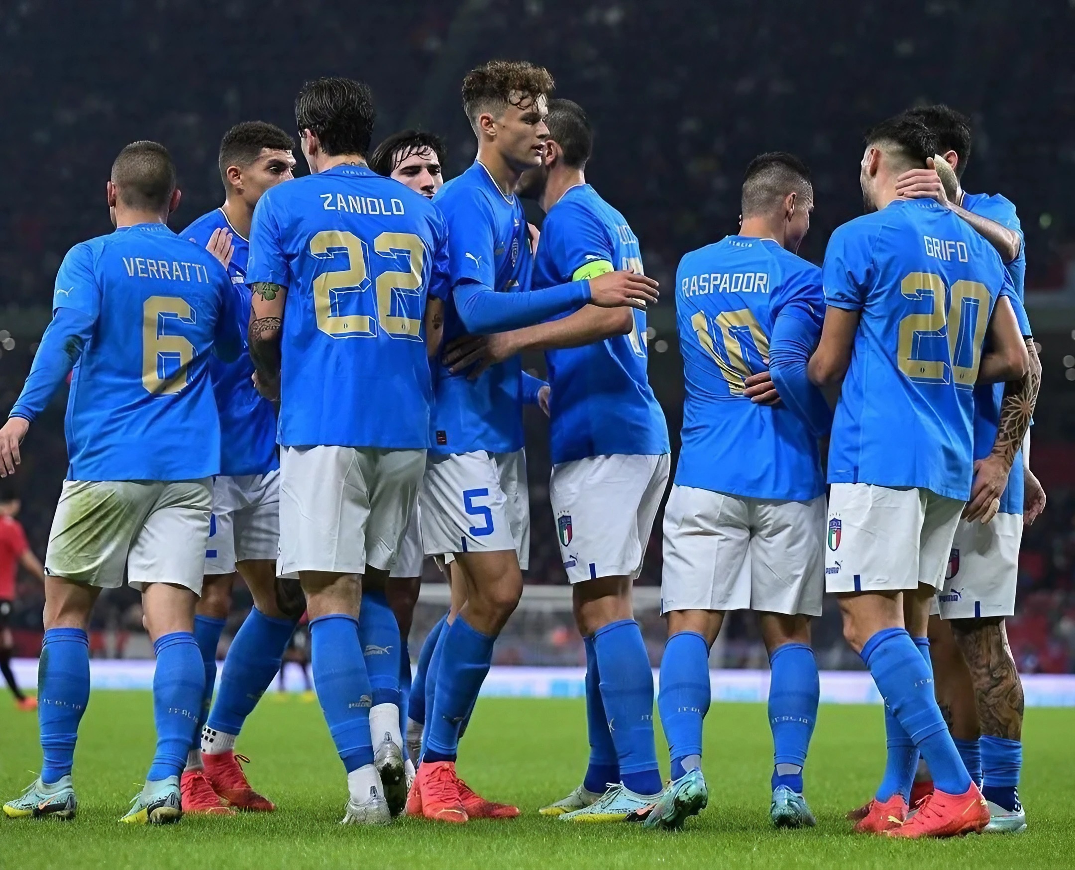 Os jogadores da seleção italiana de futebol reunidos no final de uma partida