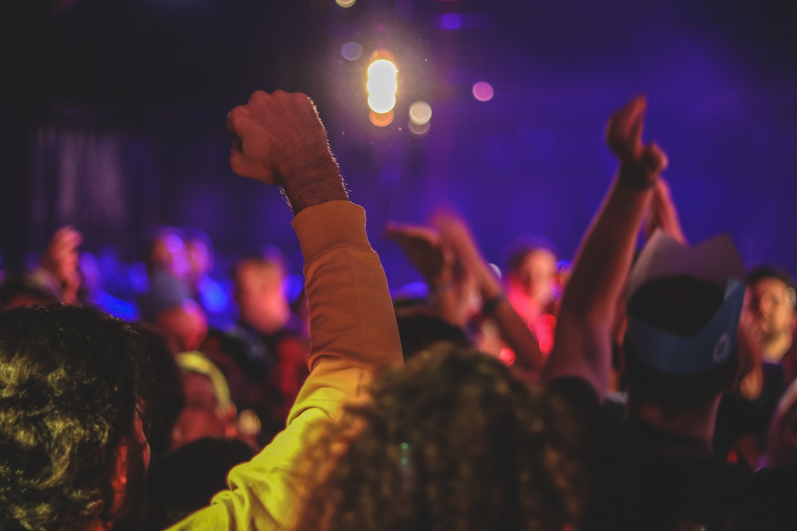 les gens font la fête sous la lumière disco