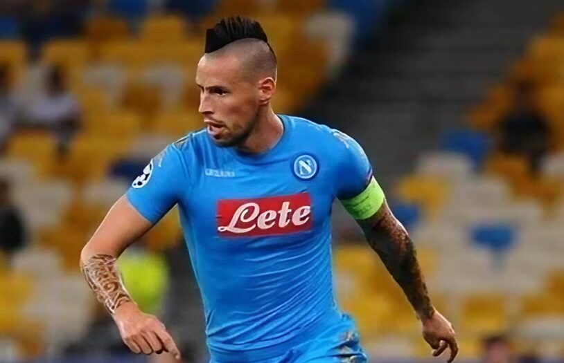 Marek Hamsin che gioca sul campo con la maglia del Napoli