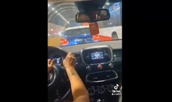 Napoli, simulano un’emergenza per farsi largo nel traffico: il video