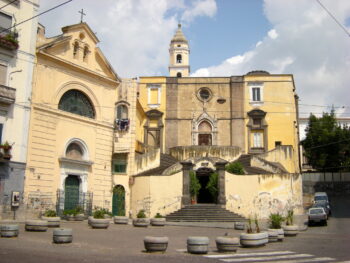 Церковь Сан-Джованни-ин-Карбонара вновь открывается после 18-месячного перерыва.