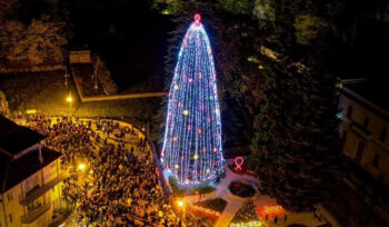 In Caposele der höchste Weihnachtsbaum Europas mit Märkten und dem Haus des Weihnachtsmanns