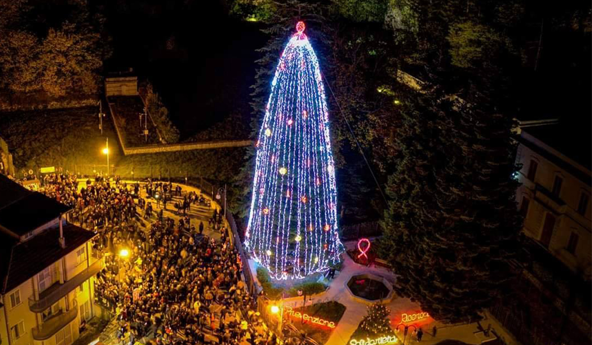 El árbol de Navidad más alto de Europa en Caposele