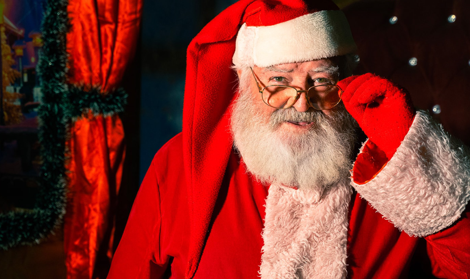 Человек, одетый как Санта-Клаус