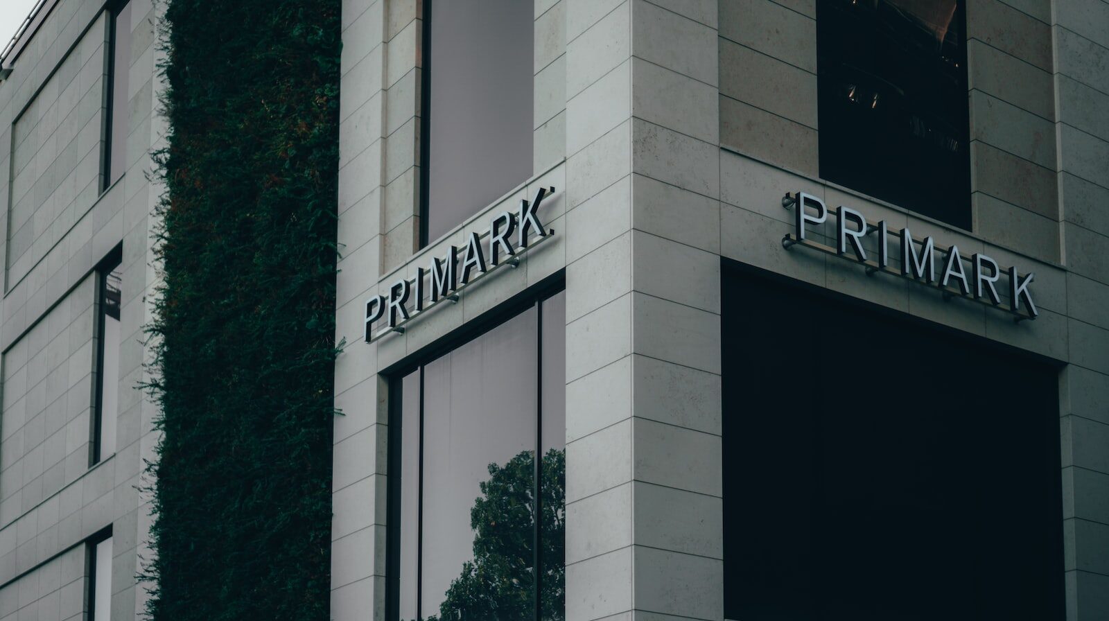 Edificio con logo Primark