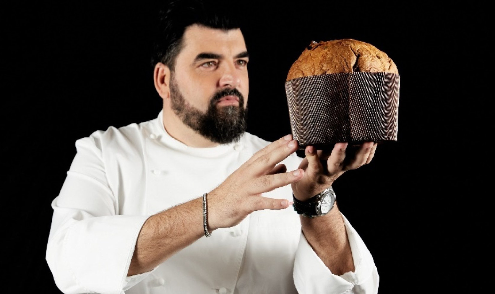 Primo piano di cannavacciuolo con panettone in vendita nello store di Napoli