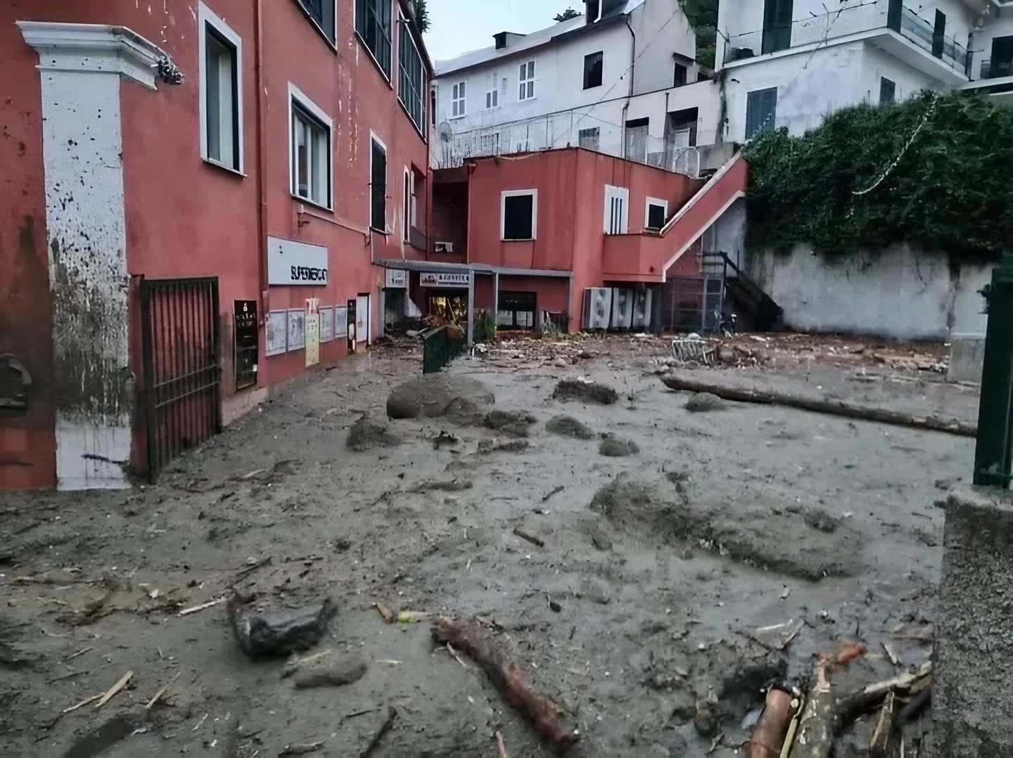 foto de escombros en Ischia debido al deslizamiento de tierra