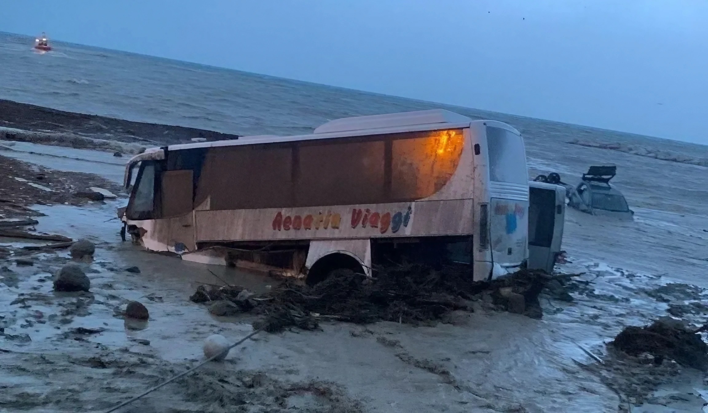 foto di ischia con un bus a mare trascinato dal fango