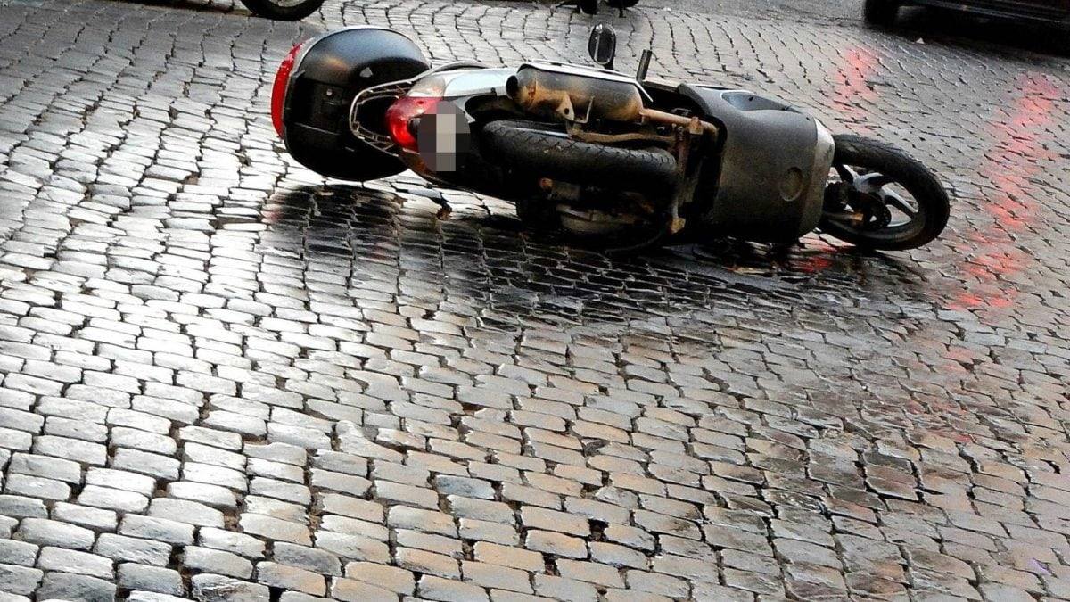 accidente en pozzuoli con ciclomotor en el suelo