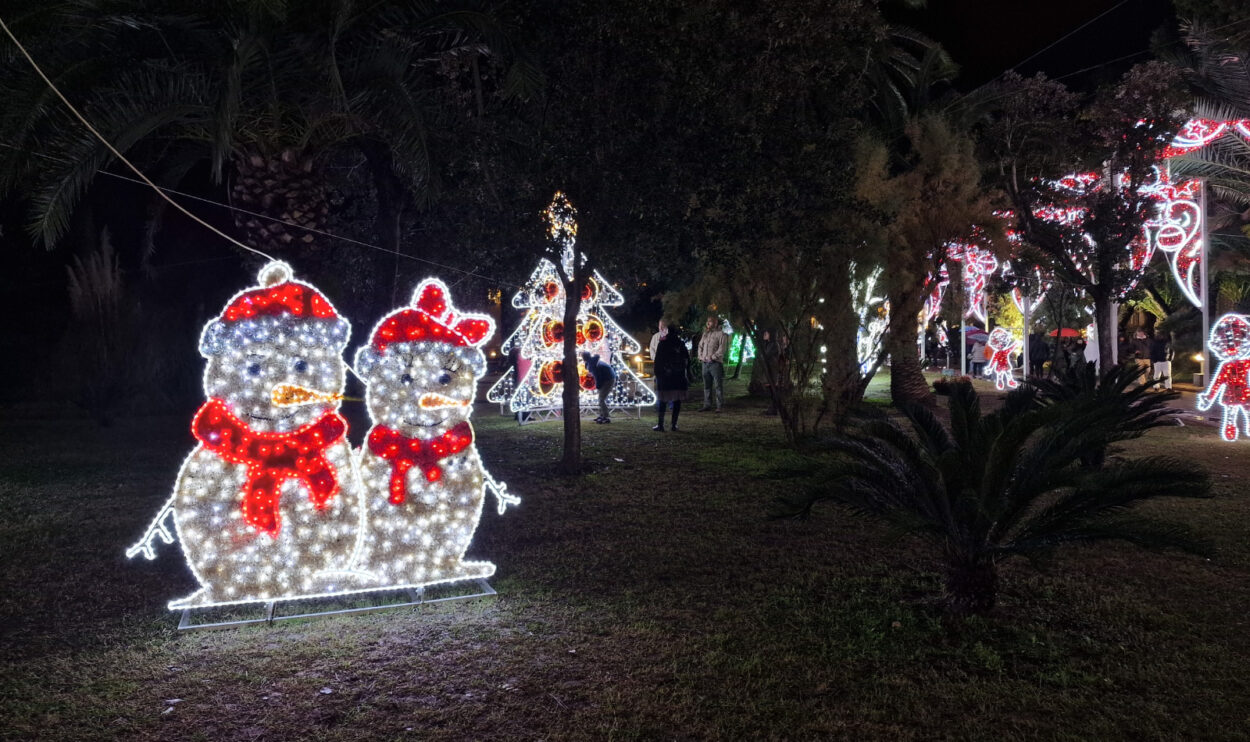 Couple of penguins among the lights of Bacoli for Christmas 2022