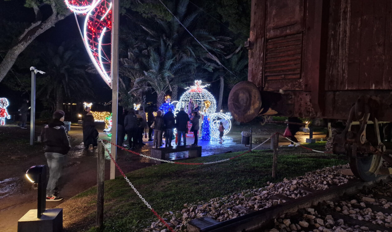 2022 年圣诞节在 Bacoli 灯饰中的马车
