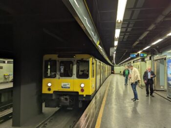 Забастовка на линии метро 1, фуникулерах и автобусах в Неаполе 2 декабря.