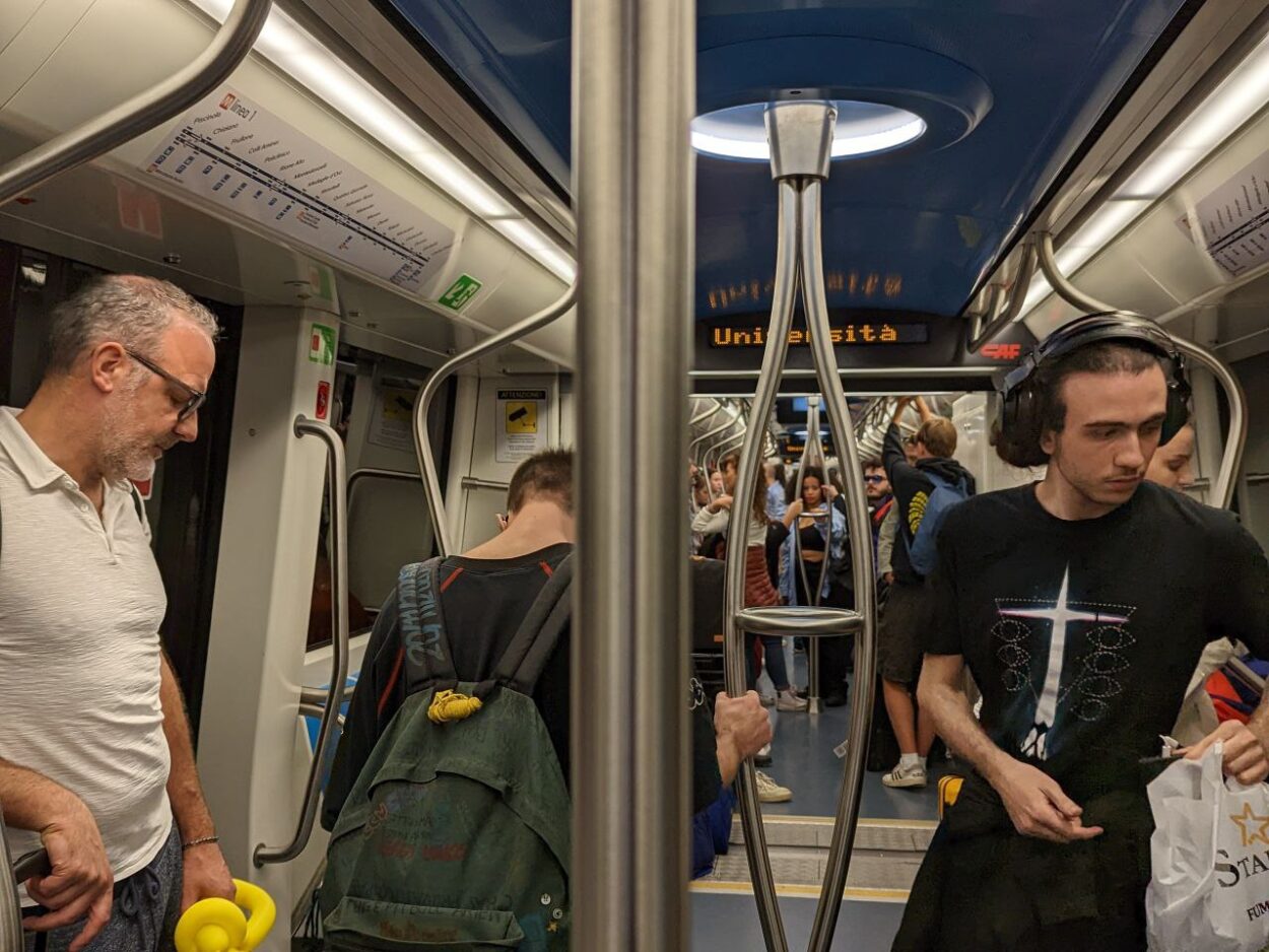 Innenraum des neuen Zuges der U-Bahn-Linie 1 von Neapel