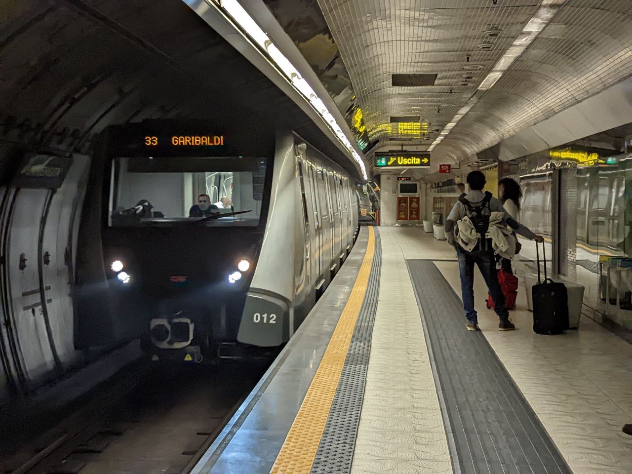 ナポリ地下鉄1号線の新幹線が駅に停車