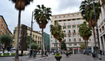 Cerimônia com coroa de flores para os mortos na Piazza Carità