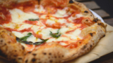 Pizza napoletana, diventa un nome registrato: chi può usarlo?