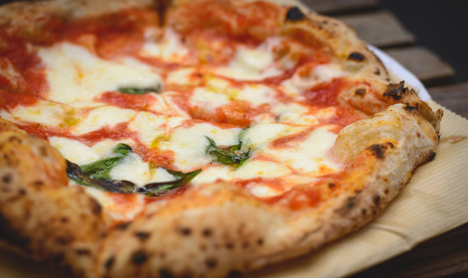 Neapolitanische Margherita-Pizza