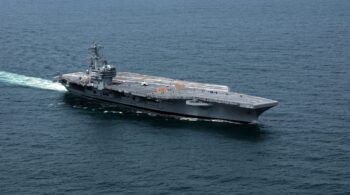 The George Bush aircraft carrier in Naples returns to the Gulf after 11 years