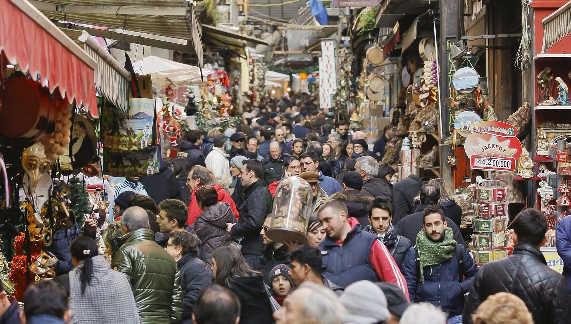 Multidão na Via San Gregorio Armeno em Nápoles