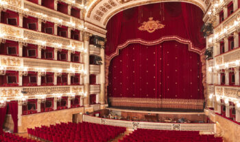 Das Teatro di San Carlo in Neapel wird nach den Restaurierungsarbeiten wiedereröffnet