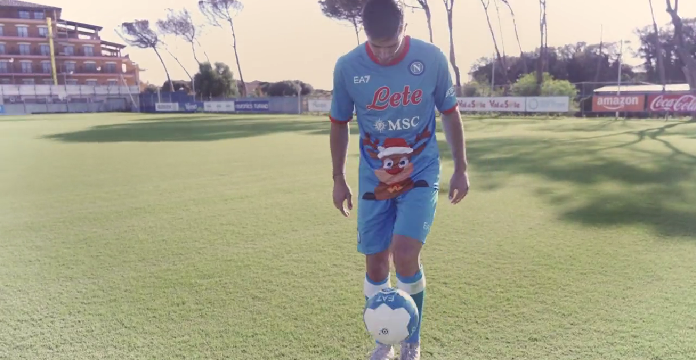 Der Fußballer des SSC Napoli trägt das neue Weihnachtstrikot der Mannschaft